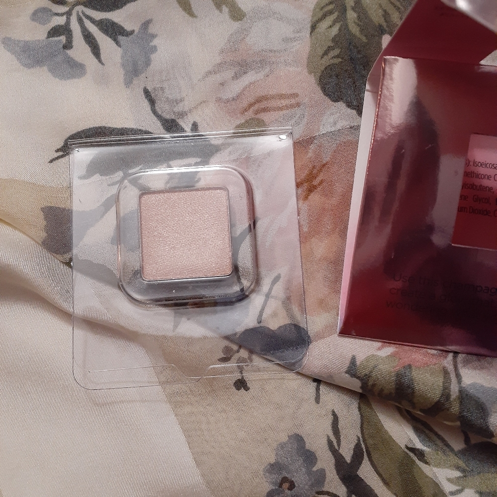 Urban Decay powder highlighter - Picture 2 of 4